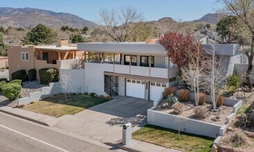 1034 Wagon Train Dr SE in Albuquerque, NM - Building Photo - Building Photo