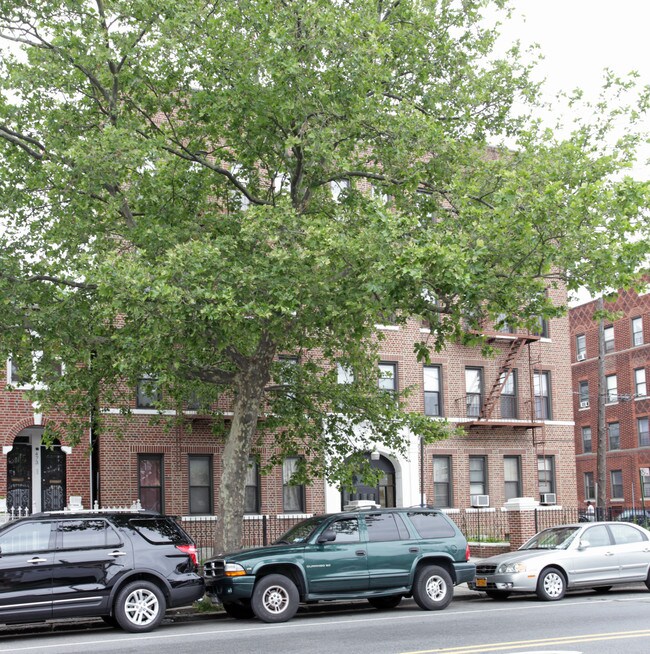 Linden Court in Brooklyn, NY - Foto de edificio - Building Photo