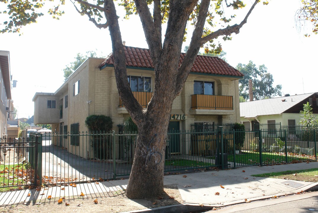 14716 Gilmore St in Van Nuys, CA - Building Photo