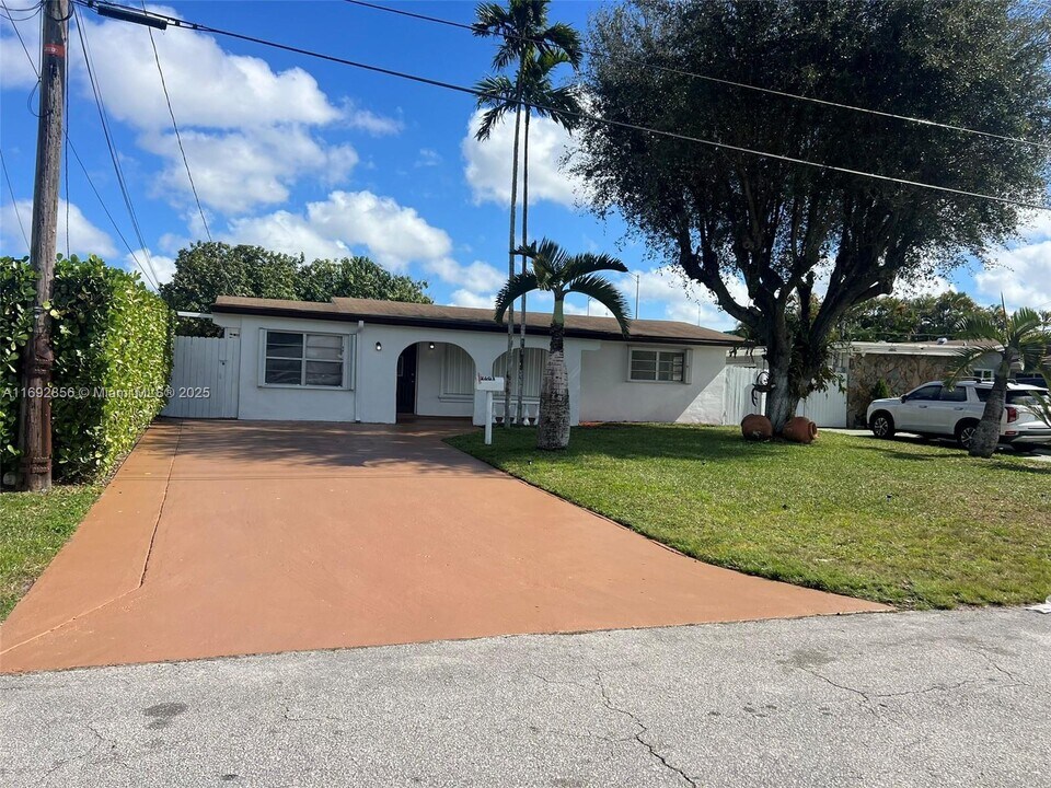 2601 Acapulco Dr in Miramar, FL - Building Photo