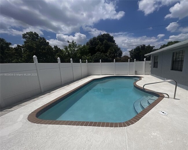 1590 SW 139th Ave in Davie, FL - Building Photo - Building Photo