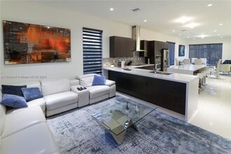 10501 NW 66th St in Doral, FL - Foto de edificio - Building Photo