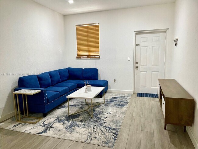 7050 NW 177th St in Hialeah, FL - Building Photo - Building Photo