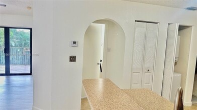 10135 W Sunrise Blvd in Plantation, FL - Building Photo - Building Photo