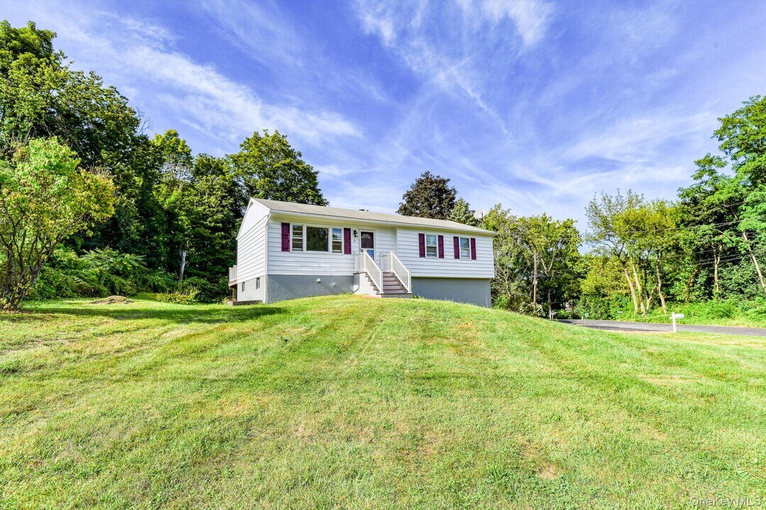 11 Hudson Bluff Dr in Marlboro, NY - Building Photo