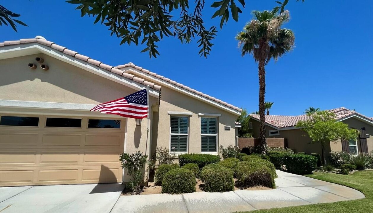 81407 Golden Poppy Way in La Quinta, CA - Foto de edificio