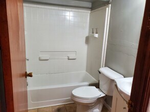 163 Miron Ave, Unit 163 in Weirton, WV - Foto de edificio - Building Photo