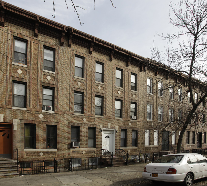 72-25 67th St in Flushing, NY - Building Photo