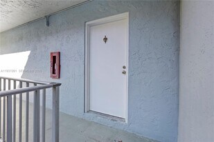 455 S Pine Island Rd in Plantation, FL - Building Photo