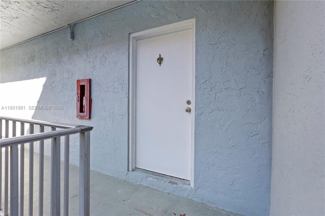 455 S Pine Island Rd in Plantation, FL - Building Photo