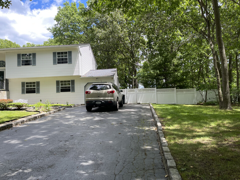 17 Eastbourne Crescent in Patchogue, NY - Building Photo