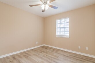 510 Alison St in Conroe, TX - Foto de edificio - Building Photo