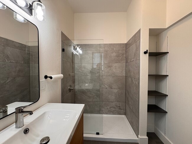 814 W Poplar St in Stockton, CA - Building Photo - Building Photo