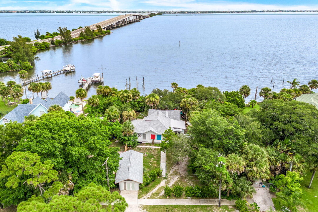 1365 Pineapple Ave in Melbourne, FL - Foto de edificio