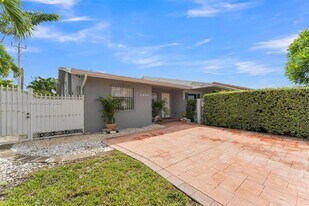 2401 SW 102nd Ave in Miami, FL - Building Photo