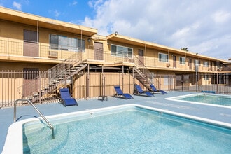 Fullerton Court Apartments in Buena Park, CA - Foto de edificio - Building Photo