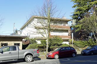 4133 California Ave SW in Seattle, WA - Foto de edificio - Building Photo