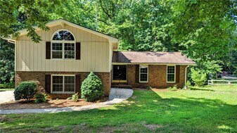4093 Hideaway Dr in Tucker, GA - Building Photo