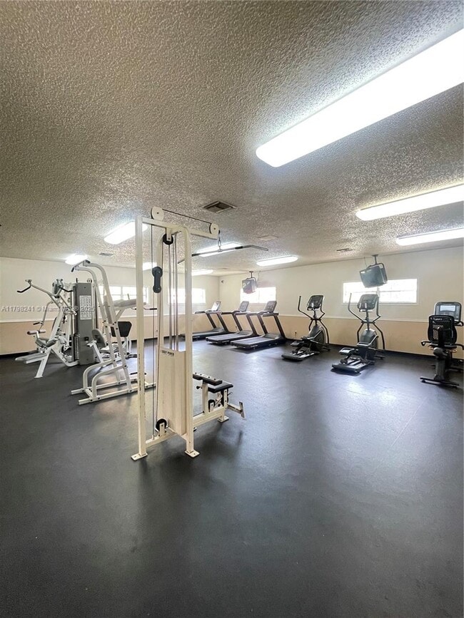 18310 NW 68th Ave, Unit D in Hialeah, FL - Building Photo - Building Photo