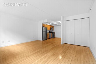 516 W 47th St in New York, NY - Building Photo - Building Photo