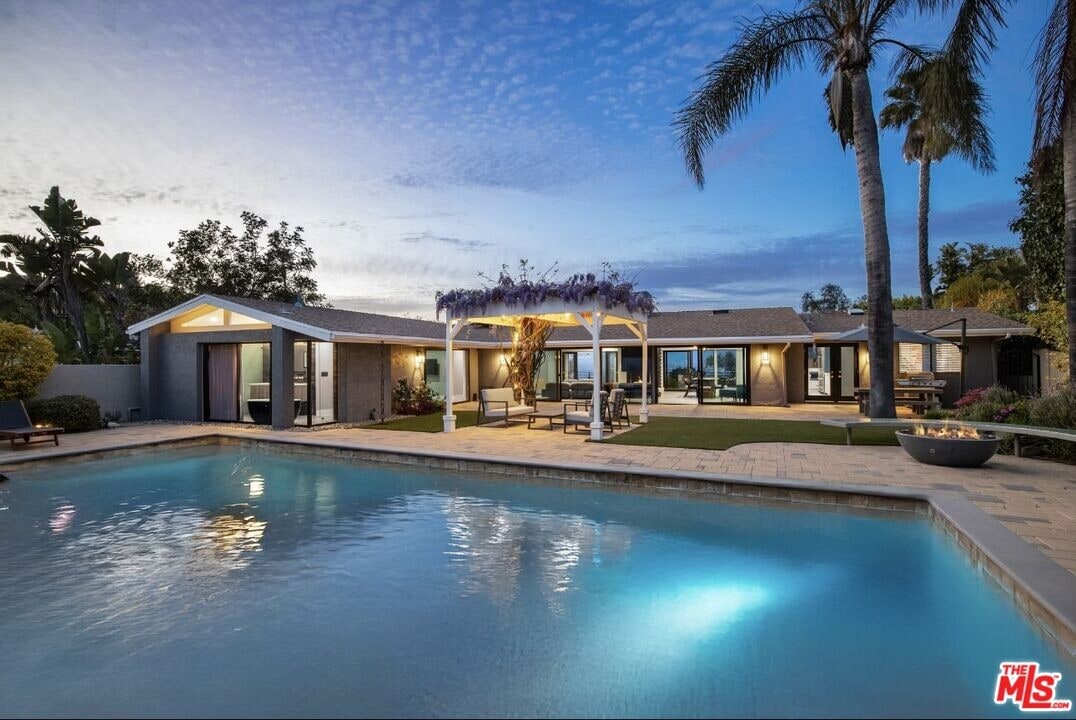 8400 Mulholland Dr in Los Angeles, CA - Building Photo