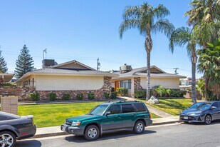 2521-2527 Bishop Dr in Bakersfield, CA - Building Photo
