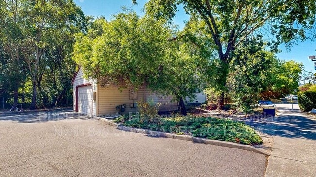 1417 Mission Blvd in Santa Rosa, CA - Foto de edificio - Building Photo