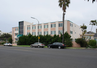 La Jolla Crest in La Jolla, CA - Building Photo - Building Photo