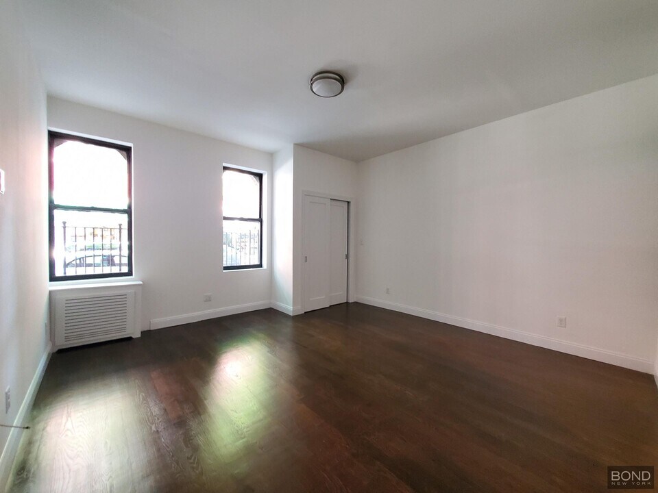 206 W 104th St in New York, NY - Building Photo