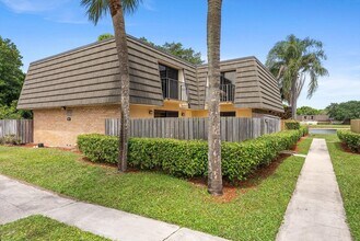 2424 24th Way in West Palm Beach, FL - Building Photo - Building Photo