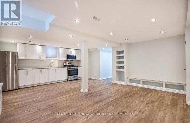 165 Emick Dr in Hamilton, ON - Building Photo - Building Photo