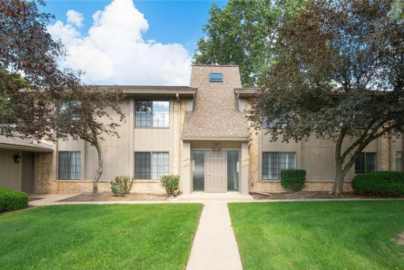 1873 Meadow Dale Ct in Rochester Hills, MI - Building Photo