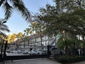 3245 Virginia St, Unit 49 in Miami, FL - Building Photo - Building Photo