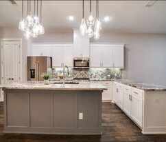 5015 Meridian Ln in Addison, TX - Building Photo