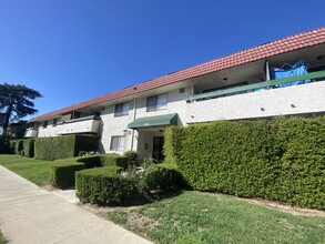 5735 Woodman Ave in Van Nuys, CA - Building Photo - Building Photo