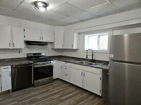 330 Columbia Ave in Mount Carmel, PA - Building Photo