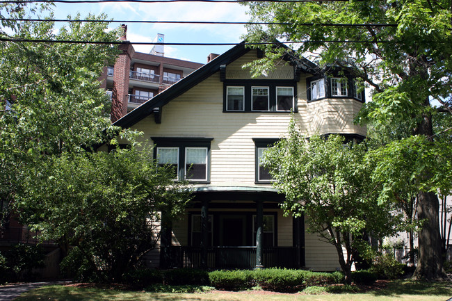 70 Sewall Ave in Brookline, MA - Foto de edificio - Building Photo