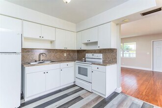 5841 Lincoln St, Unit 2 in Hollywood, FL - Building Photo - Building Photo