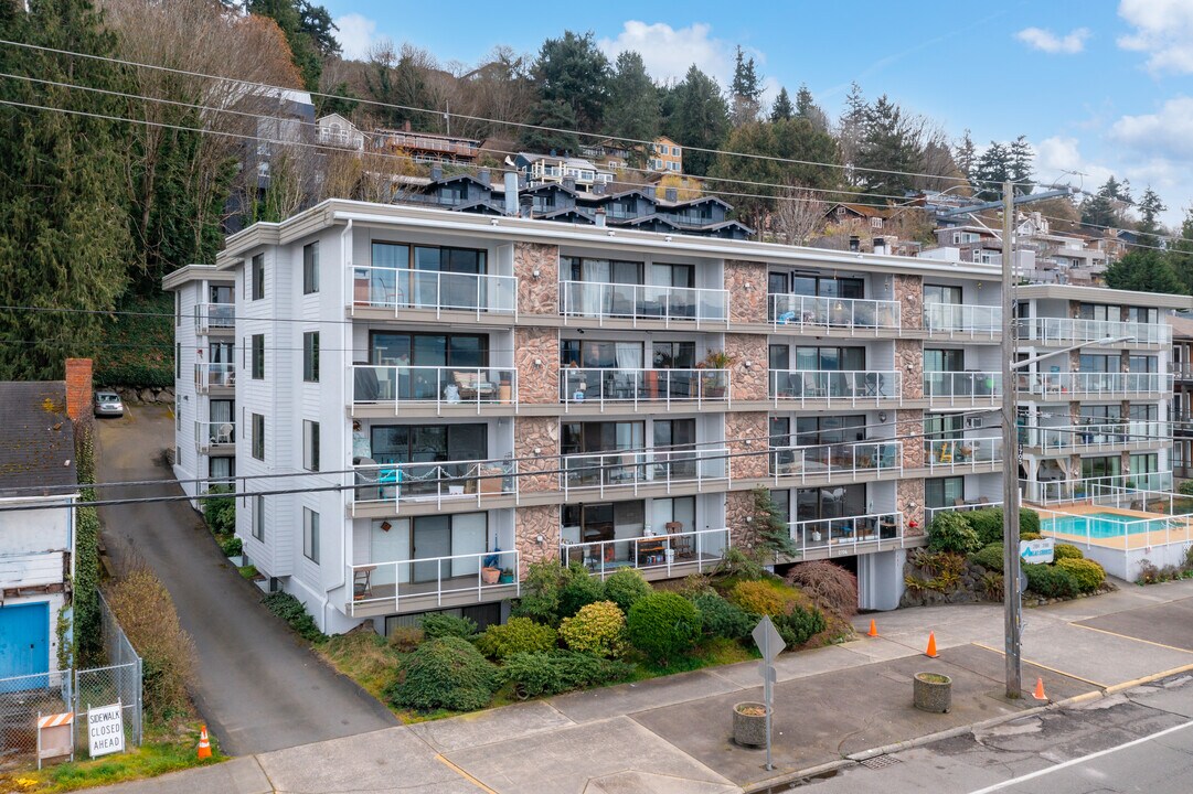 2108 Alki Ave SW in Seattle, WA - Foto de edificio