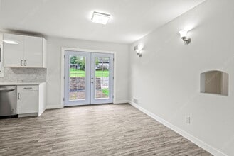 7331 SW Oak St in Portland, OR - Building Photo - Building Photo