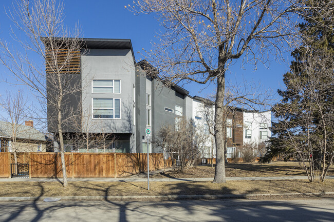 450 15 Av NE in Calgary, AB - Building Photo - Building Photo