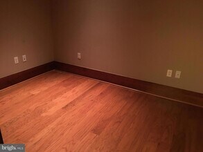 8220 Crestwood Heights Dr, Unit 112 in McLean, VA - Foto de edificio - Building Photo