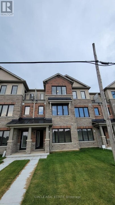 21 Melody Ln in Thorold, ON - Building Photo