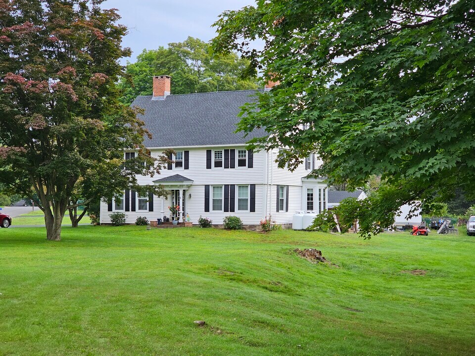 8 Alto Rd, Unit C Rear in Burlington, CT - Building Photo
