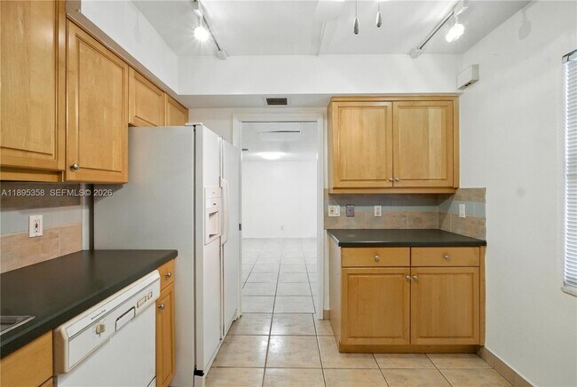 3850 Oaks Clubhouse Dr in Pompano Beach, FL - Building Photo - Building Photo