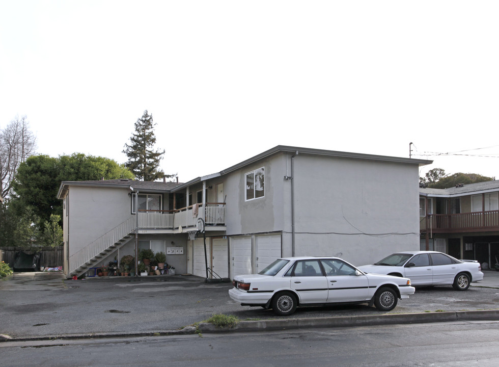 325 Pierce Rd in Menlo Park, CA - Foto de edificio