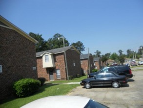 Pine Grove Apartments in Hattiesburg, MS - Building Photo - Building Photo