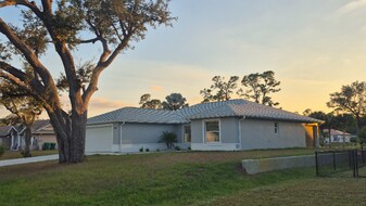 661 Myra Ln NW in Port Charlotte, FL - Building Photo