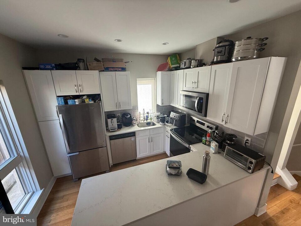 2225 Spruce St in Philadelphia, PA - Building Photo