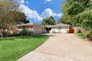 2403 Tinechester Dr in Humble, TX - Building Photo